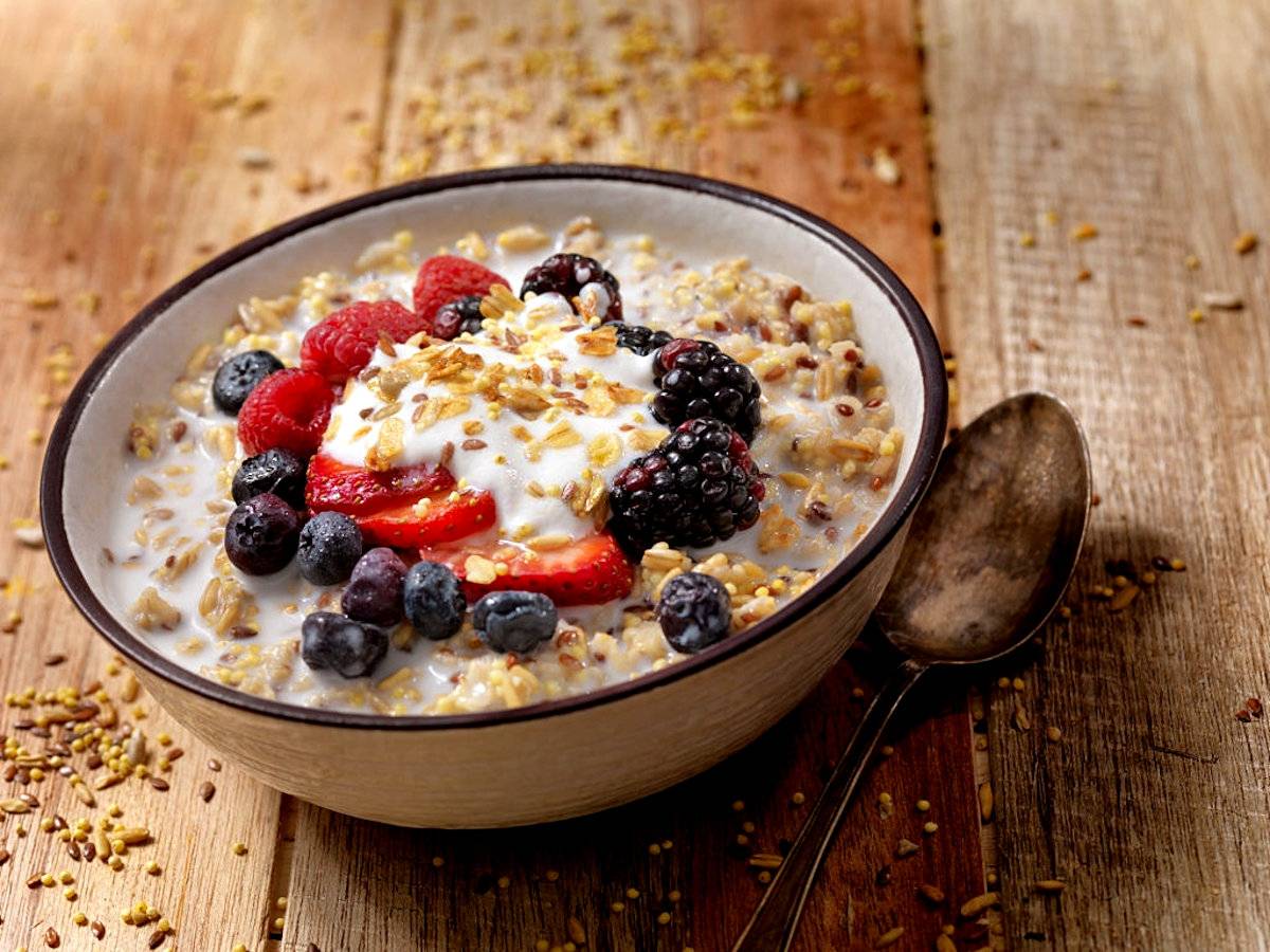 Tigela de Café da Manhã com Aveia e Frutas: Uma Opção Nutritiva e Saborosa para Apoiar o Emagrecimento